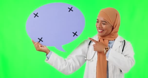Мусульманська Жінка Лікар Вказуючи Мову Бульбашки Зеленому Екрані Проти Студійного — стокове відео