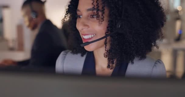 Çağrı Merkezi Yüz Bilgisayar Başında Kulaklık Takan Bir Kadın Nternette — Stok video