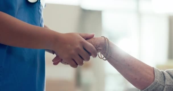 Pflegeunterstützung Händchenhalten Und Seniorpatientin Mit Pflegekraft Und Vertrauen Altenheim Mit — Stockvideo