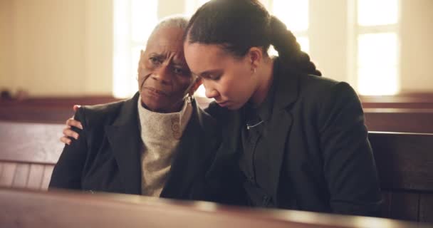 Madre Mayor Mujer Iglesia Para Funeral Abrazo Dolor Con Empatía — Vídeos de Stock