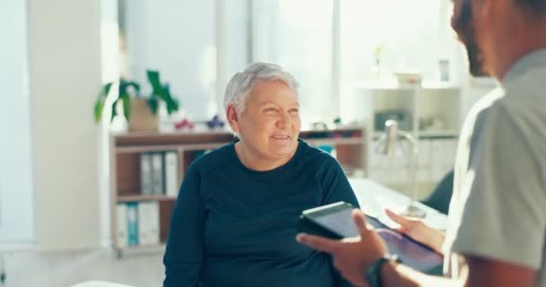 Fysioterapi Tablet Mand Med Senior Kvinde Til Lægehjælp Rådgivning Wellness – Stock-video