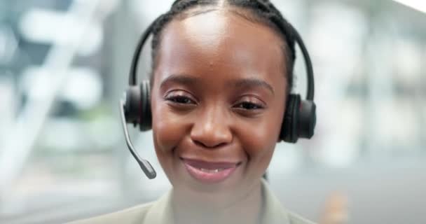 Centre Appels Femme Heureuse Noire Parlant Pour Service Clientèle Soutien — Video