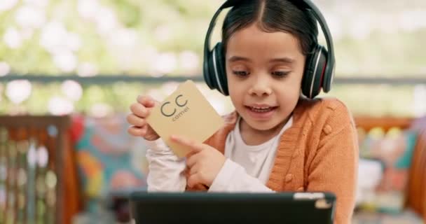 Alfabeto Conversación Niño Con Portátil Para Aprendizaje Electrónico Estudio Lengua — Vídeos de Stock