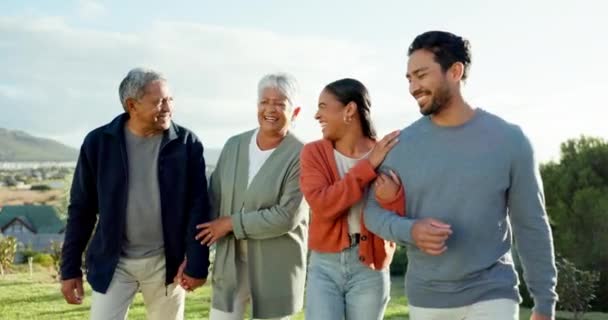 Природа Пожилые Родители Пара Гуляющие Свежем Воздухе Хорошее Время Счастье — стоковое видео
