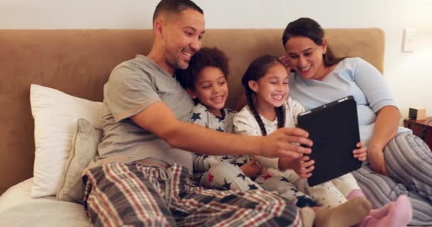 Tablet Quarto Família Feliz Tirar Uma Selfie Para Relaxar Manhã — Vídeo de Stock