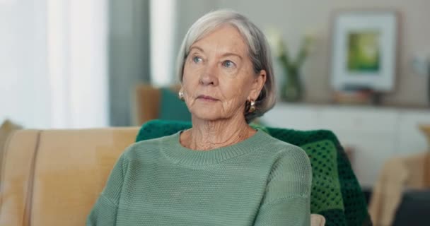 Ansikte Tänkande Och Äldre Kvinna Soffa Med Demens Minnesförlust Eller — Stockvideo