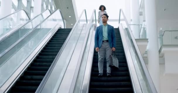时间检查 商人和自动扶梯上下班 约会迟到或阅读通知 机场旅行 公司旅行和亚洲人乘坐带有计时器的办公楼的电梯 — 图库视频影像