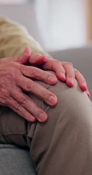 Douleur Genou Stress Mains Homme Âgé Sur Canapé Avec Arthrite — Video