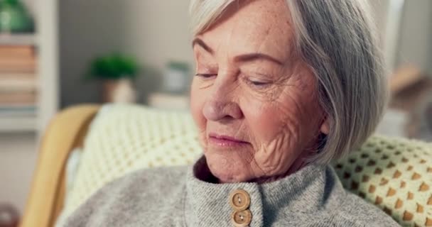 老年妇女 老脸和退休时的特写镜头在沙发上感到放松和平静 年迈的女性 心情愉快地坐在沙发上的房子里安安静静 — 图库视频影像