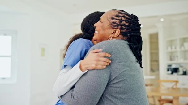 Ώριμοι Ασθενείς Φροντιστές Και Ευτυχισμένοι Άνθρωποι Αγκαλιάζουν Δένουν Και Γυναίκα — Αρχείο Βίντεο