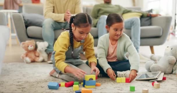 Niños Juguetes Piso Con Hombres Viendo Hermanos Para Aprender Juegos — Vídeos de Stock