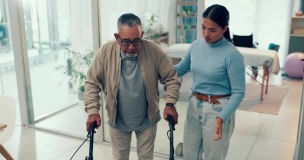Kobieta Fizjoterapeuta Starszy Pacjent Chodzikiem Podeszłym Wieku Pomocy Poruszaniu Się — Wideo stockowe
