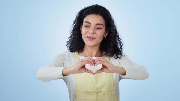 Coração Mãos Rosto Mulher Estúdio Para Bondade Ícone Feliz Doação — Vídeo de Stock