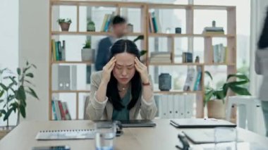 Asyalı kadın, depresyonda baş ağrısı ve stres, anksiyete ve zaman kaybı kaos ya da yoğun ofis. Yorgun kadın kişi, hata ya da aşırı çalışan ya da tükenmiş çalışan, yorgunluk ya da iş yerinde iş krizi.