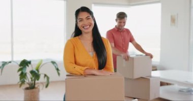 Kutular, taşınma ve yeni evinde kocasıyla birlikte bavullarını boşaltan bir kadının yüzü. Evinde ya da dairesinde mukavva olan Asyalı genç bir kadının mutlu, gülümsemesi ve portresi.