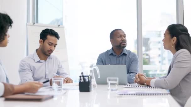 提案のアイデア 営業ピッチや計画を与える企業会議 マネージャーの議論や黒人男性 コラボレーション 戦略会話やオフィスリーダー 多様性のスタッフやチームワークグループプロジェクト — ストック動画