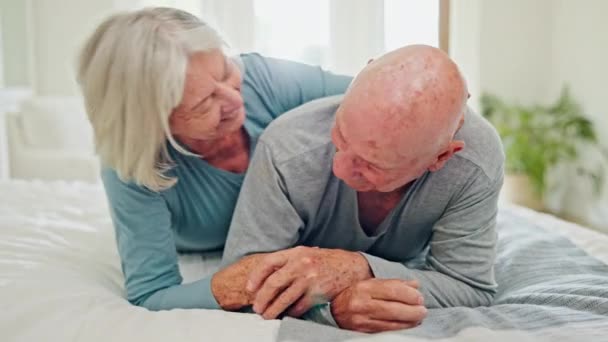 年长的夫妻 在床上拥抱和爱 在家里关怀和联系 在卧室里拥抱快乐的老年男女 以获得联系 支持或健康的关系 浪漫或退休后的放松 — 图库视频影像