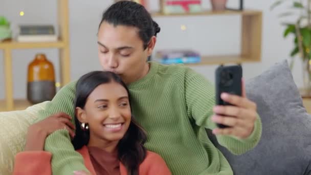 Ζευγάρι Selfie Και Ευτυχισμένη Αγάπη Και Χαλαρώστε Στον Καναπέ Διαφυλετική — Αρχείο Βίντεο