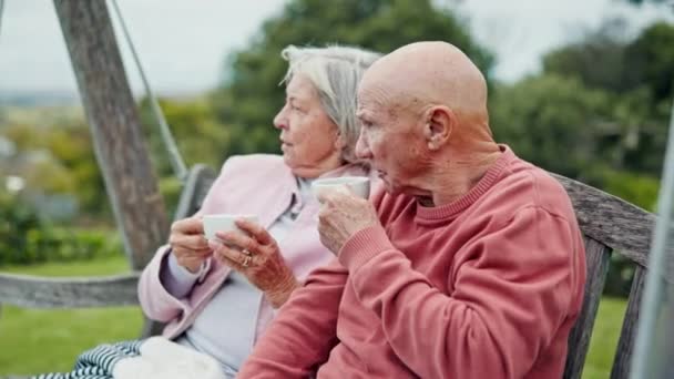 Aşk Kahve Bahçedeki Bankta Oturan Yaşlı Bir Çift Sabah Sohbeti — Stok video