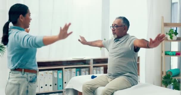 Fyzioterapeut Cvičení Nebo Stařec Natahuje Paže Aby Pomohl Při Rehabilitaci — Stock video