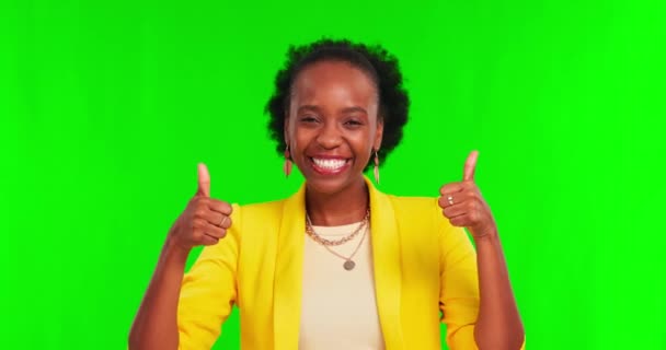 滑稽和黑色的女人大拇指在绿色的屏幕上隔离在工作室的背景模型 人物形象 如手势和商业人士带着对成功的感叹 还有反馈 — 图库视频影像
