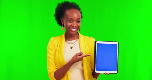用绿色的屏幕指尖和石碑 脸和微笑来评论 应用和模仿品牌的空间 非洲女孩 数码触摸屏和空白促销 标志和幸福在工作室肖像 — 图库视频影像