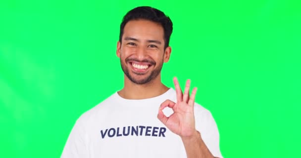 好的标志 志愿者和男人在绿色的屏幕上为慈善机构 社区服务和非营利的支持或目标 有感情的手 快乐的脸和在非政府组织的亚洲人在工作室背景下的变化 — 图库视频影像