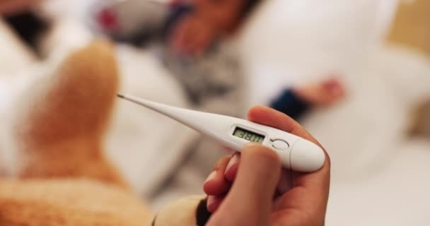 Mano Termometro Primo Piano Bambino Con Febbre Controllare Temperatura Assistenza — Video Stock