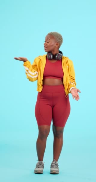 Fitness Keuze Gezicht Van Zwarte Vrouw Studio Met Handen Voor — Stockvideo