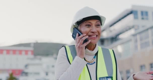 建築業界やサイトの請負業者のための都市の電話で女性 建設や労働者 幸せな女性建築家 マネージャー 不動産開発のためのスマートフォンで話す — ストック動画