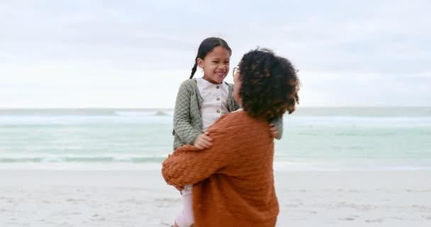 Οικογένεια Ευτυχισμένη Και Μητέρα Παιδί Στην Παραλία Για Δέσιμο Σχέση — Αρχείο Βίντεο