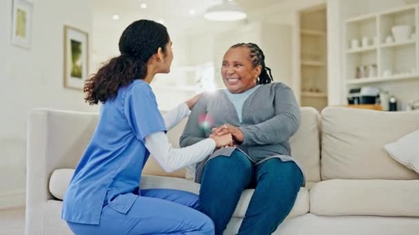 Mano Ayuda Anciana Enfermera Sofá Con Apoyo Ayuda Atención Domiciliaria — Vídeo de stock