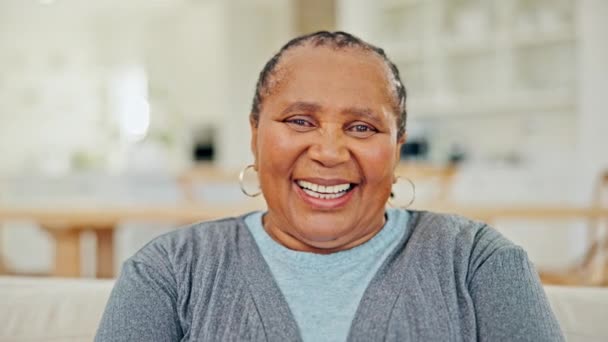Portret Starszej Czarnej Kobiety Uśmiechem Twarzy Relaks Wellness Dumą Kanapie — Wideo stockowe