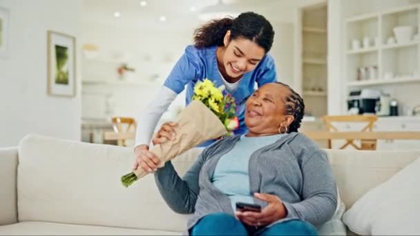 Sofa Blumen Und Ältere Frau Mit Pfleger Für Bindung Freundlichkeit — Stockvideo