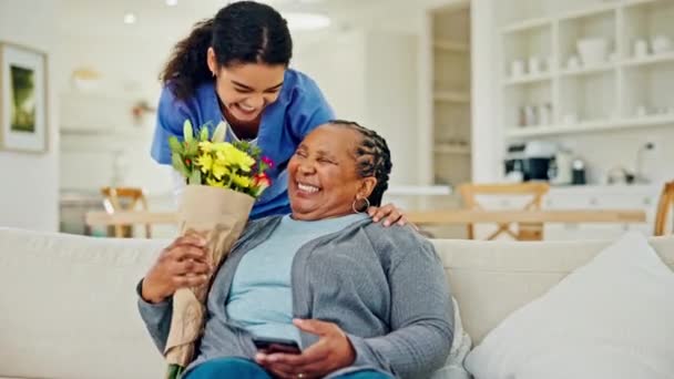 Home Flowers Elderly Woman Caregiver Bonding Kindness Care Retirement Nursing — Stock Video