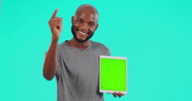 Siyah adam, tablet ve yeşil ekran sizi stüdyonun arka planında reklam veya pazarlama için gösteriyor. Mutlu Afrikalı erkek portresi teknoloji, model görüntüleme veya izleme işaretleri gösterir.