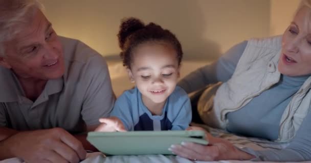 祖父母 孩子和平板电脑在床上 夜间或一起学习 阅读或在家中与爱交谈 打字或游戏在卧室触摸屏上的老年妇女 男子和幼儿 — 图库视频影像