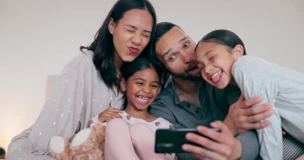 床上和有趣的自私自利与孩子们在电话上快乐的回忆 一起和社交媒体在家里 爸爸和女儿在卧室里 智能手机在家里 爱和笑话 — 图库视频影像