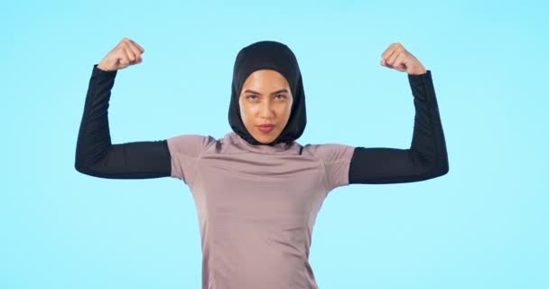 运动和伊斯兰妇女与健康 弯曲的胳膊和健康的蓝色工作室背景 肖像画 女性人物或穆斯林典范的柔韧 强壮而有力量 有精力和锻炼的目标 — 图库视频影像