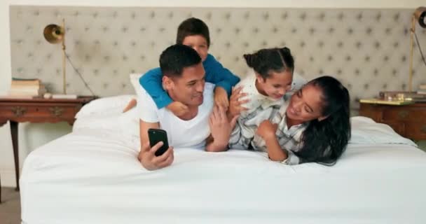 自拍和家人一起躺在床上 为快乐的肖像画 记忆和社交媒体贴上亲密 美好的时光或周末 妈妈和孩子们在卧室里醒来 放松一下 — 图库视频影像