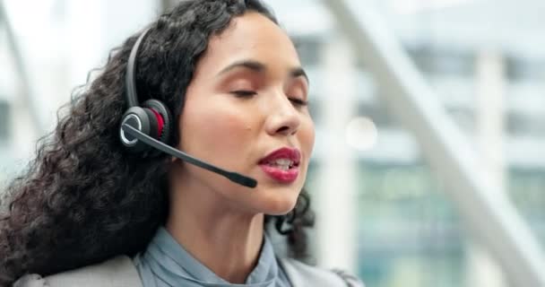 Konuşma Teknik Destek Iletişim Tavsiye Için Kulaklığı Olan Çağrı Merkezinde — Stok video