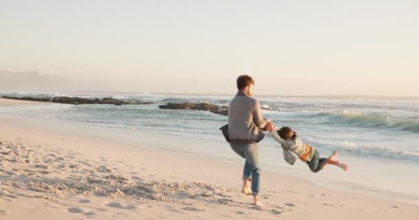 纺纱和儿子在海滩在夏天的乐趣与旅行的粘合或质量时间 海洋和爸爸带着旋转 男孩带着精力 周末在户外玩耍 — 图库视频影像