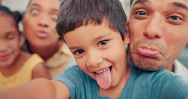Famille Selfie Drôle Visage Enfants Parents Réunis Dans Salon Maison — Video