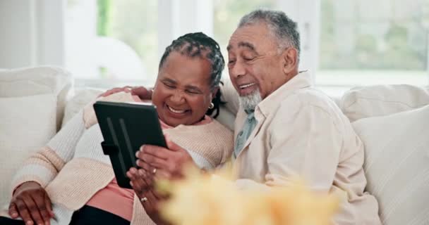 Feliz Casal Interracial Tablet Sofá Para Ler Mail História Aplicativo — Vídeo de Stock