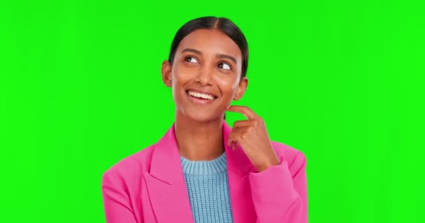 快乐的女人 在绿色的屏幕上思考和想法在解决方案或记忆在工作室的背景下 富有创造力的女性 带着对创业记忆的微笑 对模拟空间的好奇或提醒 — 图库视频影像