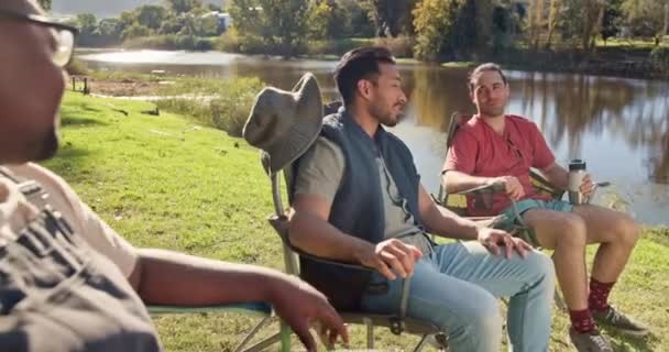 Amigos Falando Acampar Cadeira Natureza Lago Campo Para Relaxar Férias — Vídeo de Stock