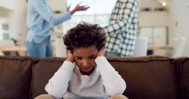Divórcio Medo Menino Com Pais Lutando Casa Durante Problemas Conjugais — Vídeo de Stock