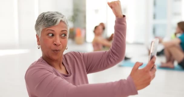 Fitness Yoga Eller Mogen Kvinna Selfie För Profilbild Uppdatering Eller — Stockvideo