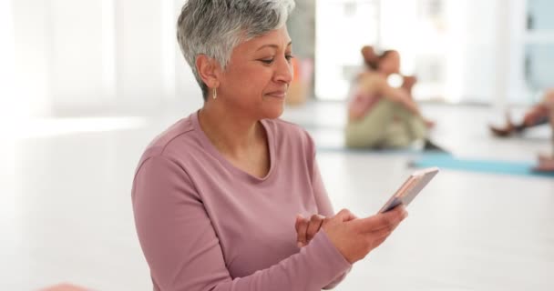 Yoga Meditation Och Senior Kvinna Med Smartphone Skriva Och Med — Stockvideo