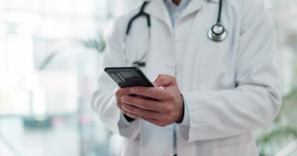 Hastanedeki Doktorların Telefon Araştırma Bilgisayarları Tıbbi Tele Sağlık Iletişim Için — Stok video